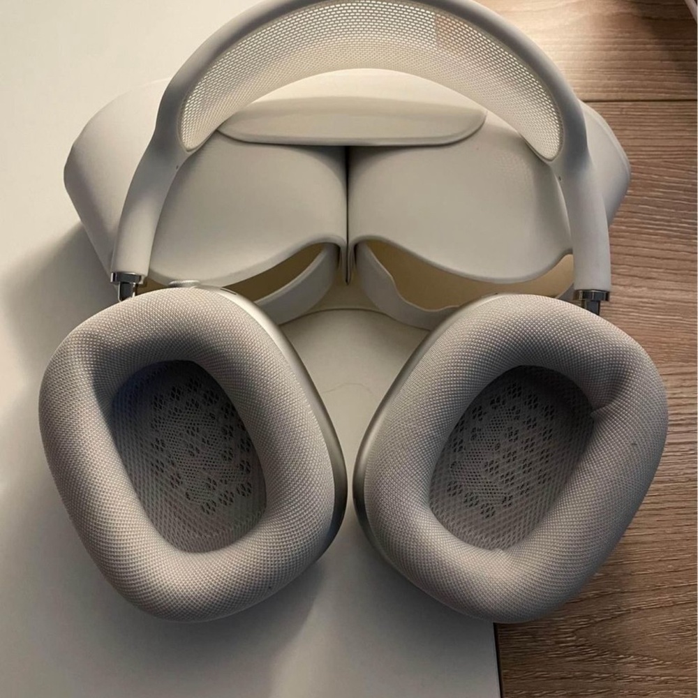 AirPods Max Silver With Smartcase Brand New - Picture 3 of 9